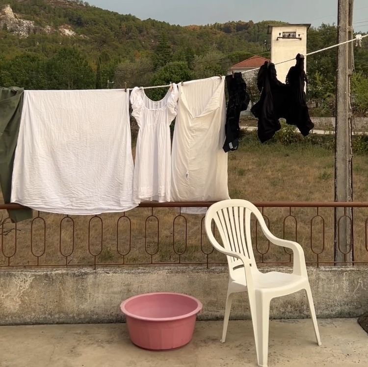 insanlardan uzaklaşırken kendime&nbsp;yakınlaşıyorum